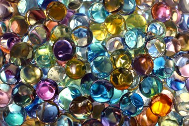 Renkli Noel süsleri soyut bir arkaplan oluşturuyor. Festival sezonu için geleneksel Noel kartı. Yukarıdan görüntüle.