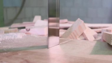 Makine ahşap bir tahtanın talaşını temizler, bir ağacın endüstriyel işlemesini.