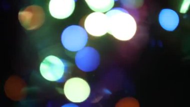 Soyut sahte arkaplan, hafif bulanık renkli ışıklar, şenlikli şehir sokağı.