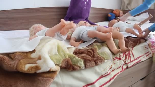 Anak Anak Gadis Untuk Bermain Boneka Sofa — Stok Video