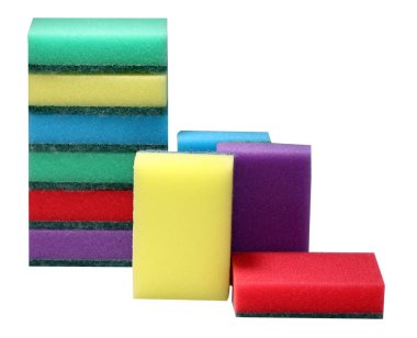 Beyaz arka planda bulaşık yıkamak için süngerler, bulaşık yıkamak için süngerler, bulaşık yıkamak için, temizlik için. Mutfak aksesuarları.