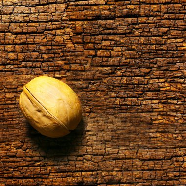 Eski ahşap bir masa üzerinde ceviz yakın plan, farklı bir yapı, metin için boşluk