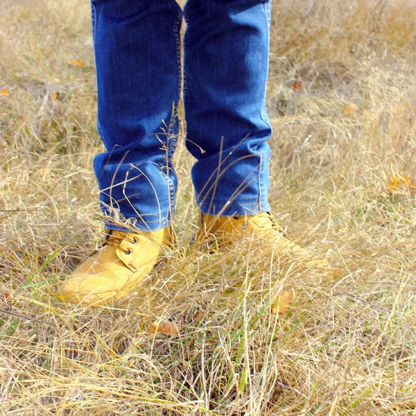 Jeans Und Braune Lederschuhe Den Beinen Vor Dem Hintergrund Des — Stockfoto