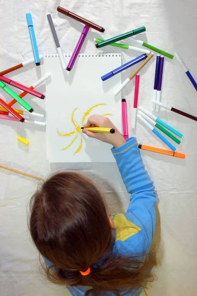 Dziecko Rysuje Ołówek Kwiat Białym Arkuszu Papieru Wykazuje Zainteresowanie Rysunkiem — Zdjęcie stockowe