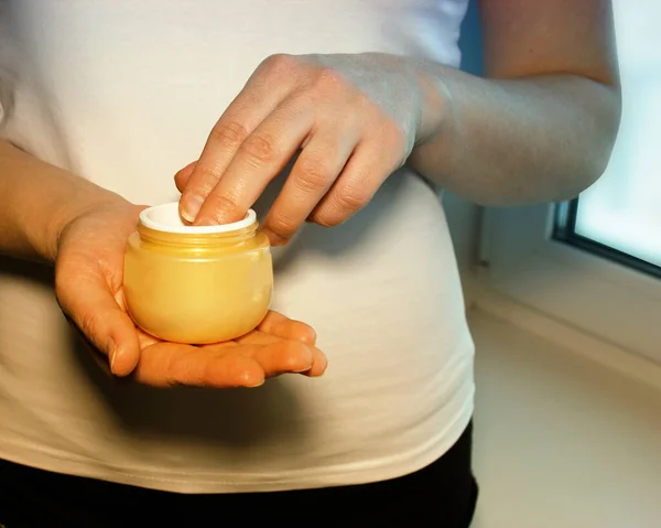 Vrouw Die Hydraterende Zalf Palm Levensstijl Huidverzorging — Stockfoto