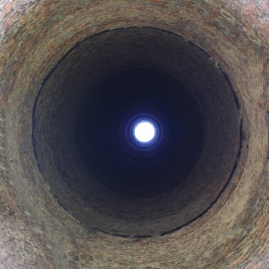 Karanlık bir tünelin sonundaki aydınlık, terk edilmiş bir yeraltı madeni, özgürlüğe çıkış ya da kaçış.