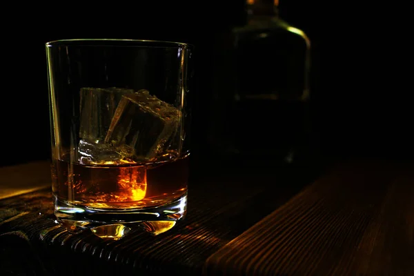 Glass Whiskey Ice Cubes Served Wooden Table Textured Surface Backlit — Stock Photo, Image