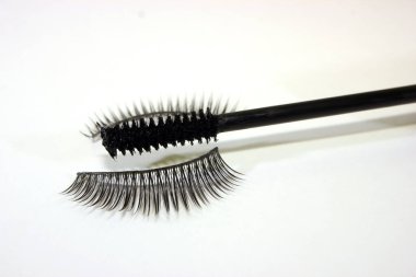 Güzel siyah kirpiklerin var. Doğal bir etkisi olan maskaralar. Profesyonel makyaj, kirpik uzatma kavramı..