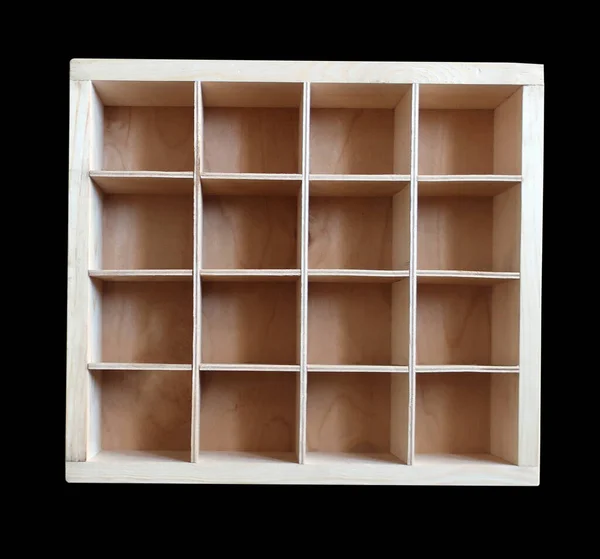 Siyah arkaplanda izole edilmiş eşyalar paketlemek için bölmeleri olan ahşap kutu