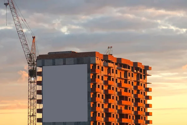 建造一座新的住宅大楼 建筑工地住房起重机 建造中的高层建筑 文字广告牌 — 图库照片
