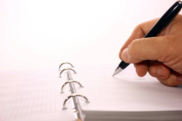 一个人的手拿着一支笔 写在笔记本上 一个地方的文字 — 图库照片