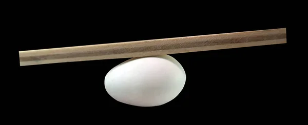 Konsep Keseimbangan Papan Pada Keseimbangan Telur Terisolasi Latar Belakang Hitam — Stok Foto