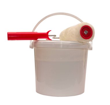 Boya kutusu, beyaz arka planda izole edilmiş boya silindiri, duvarı boya.