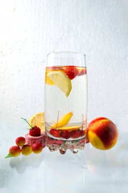 Menü diyet planı ya da program, bir bardak meyve kokteyli, mezura, dambıl ve diyet yiyeceği taze meyve. Kilo kaybı ve detoksifikasyon kavramı