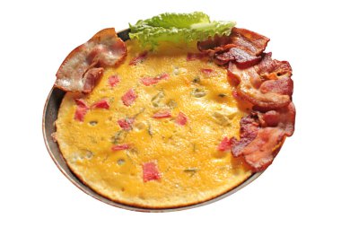 Domatesli fırında omlet, kızarmış pastırma, yeşil marul ve otlar, masanın üstünde. beyaz arkaplanda izole