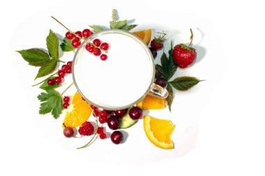 Süt, meyve ve taze böğürtlenli içecek. Kilo verme konsepti. Yoğurt içeceği, vitamin kokteyli.