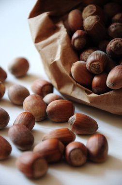 Fındıklı yakın plan. Tahta bir arka planda kese kağıdındaki fındıklar. Fındık arkaplan, sağlıklı yemek. Corylus.