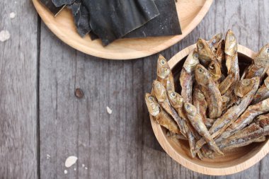 Kurutulmuş yosun bir balık