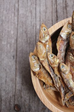 Kurutulmuş balıklara yakın durun.