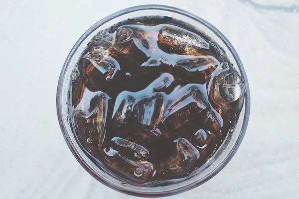 Cola com cubos de gelo — Fotografia de Stock