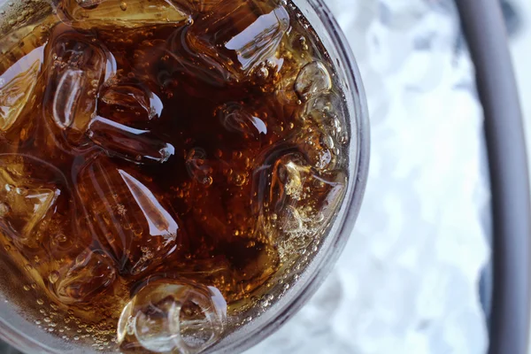 Cola com cubos de gelo — Fotografia de Stock