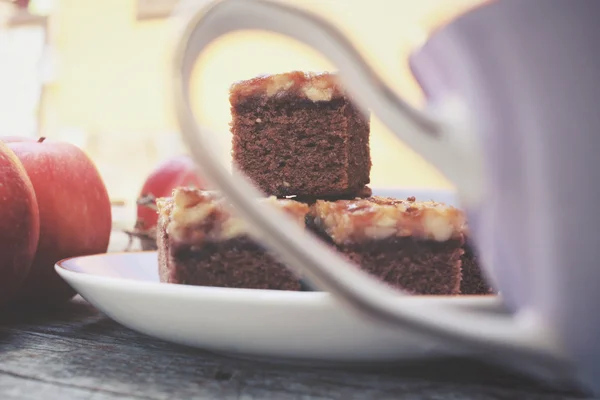 Gâteau aux pommes sur fond bois — Photo