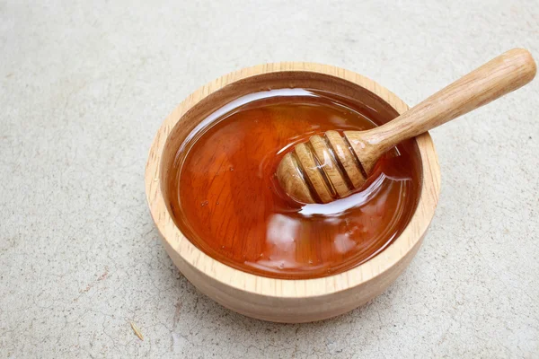 Čerstvý med s medem naběračka — Stock fotografie