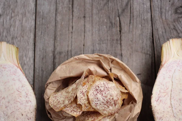 Fresh taro and taro chips — Stock Photo, Image