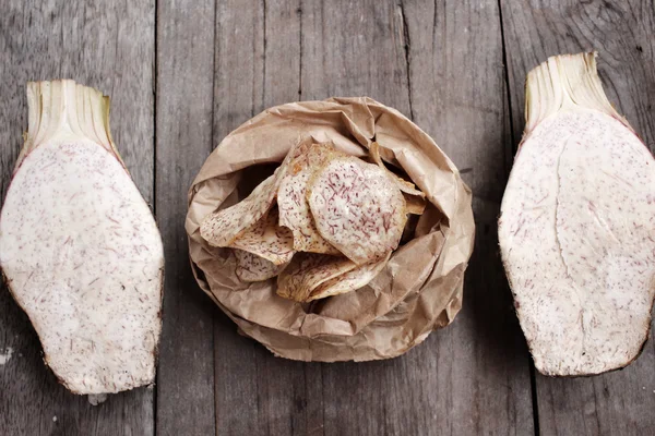 Fresh taro and taro chips — Stock Photo, Image