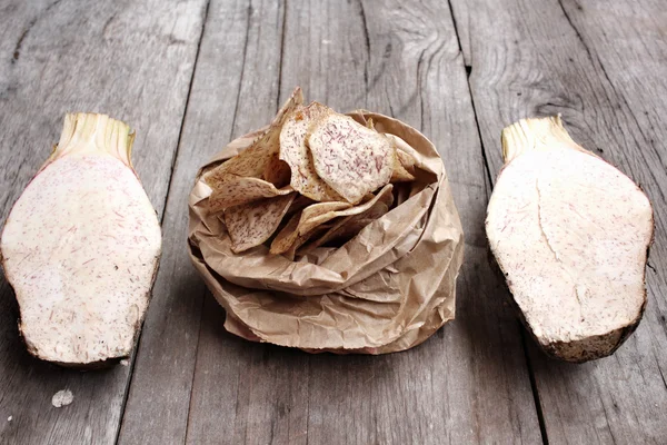 Verse taro en taro chips — Stockfoto