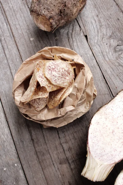 Taro frais et chips taro — Photo