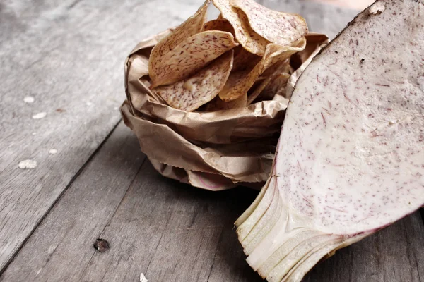 Taro frais et chips taro — Photo