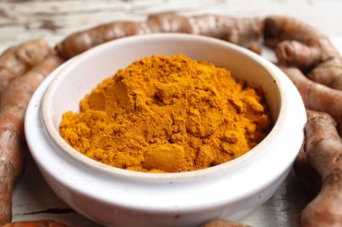 Kökleri ve toz zerdeçal