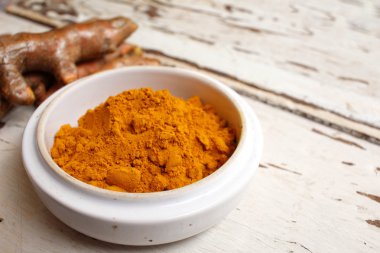 Kökleri ve toz zerdeçal