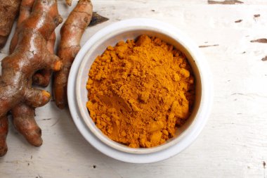 Kökleri ve toz zerdeçal