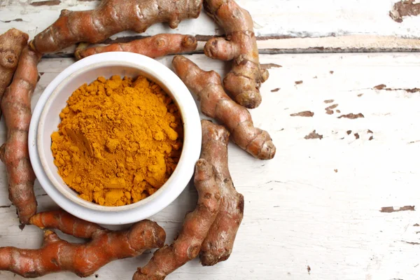 Roots and powder turmeric — Stock Photo, Image