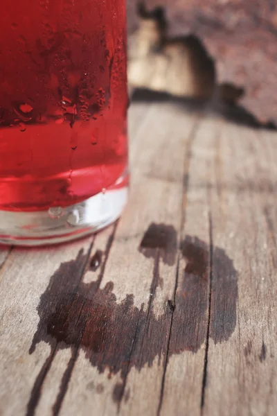 Skvrnu vody s červeným nápoj — Stock fotografie