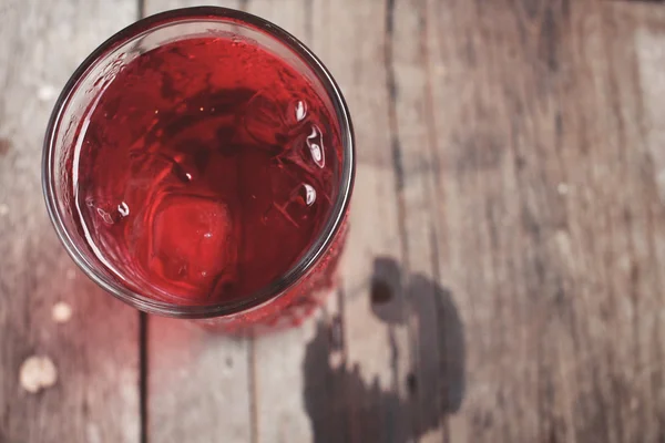 Macchia d'acqua con bevanda rossa — Foto Stock