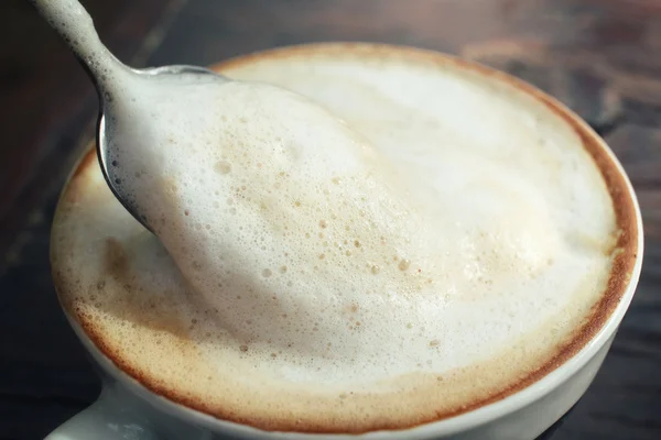 关闭加奶的咖啡 — 图库照片