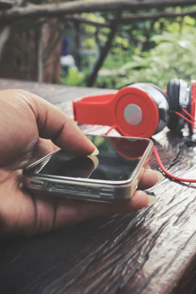 Auscultadores com telefone inteligente — Fotografia de Stock