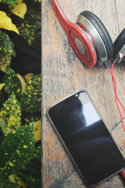 Sluchátka s Kobaltová modř telefon — Stock fotografie