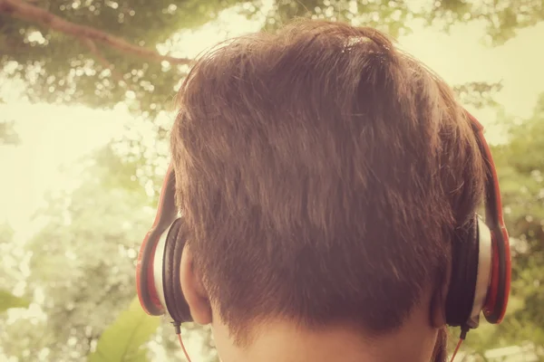 Jovem mulher ouvir música com fone de ouvido — Fotografia de Stock