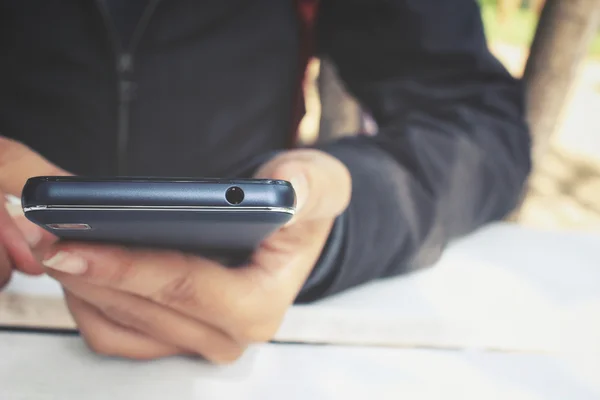 Frau benutzt Smartphone — Stockfoto