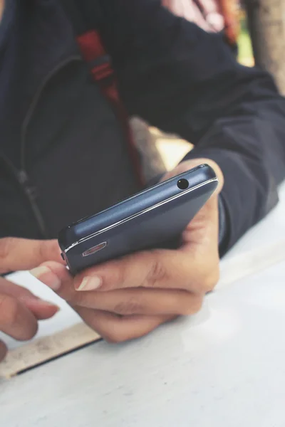 Frau benutzt Smartphone — Stockfoto