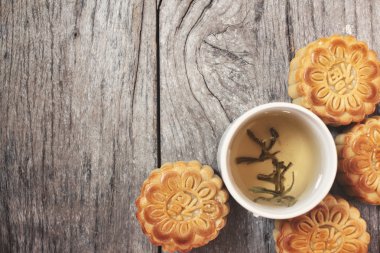 Sıcak çay ile festival moon pasta