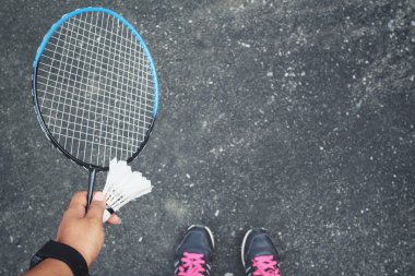 Selfie spor ayakkabı ve badminton raket ile shuttlecocks.
