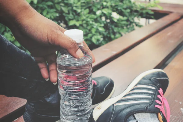 Selfie de zapatos deportivos con botella de agua — Foto de Stock