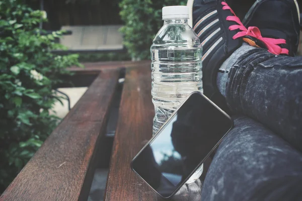 Selfie av sportskor och vattenflaska med smart phone — Stockfoto