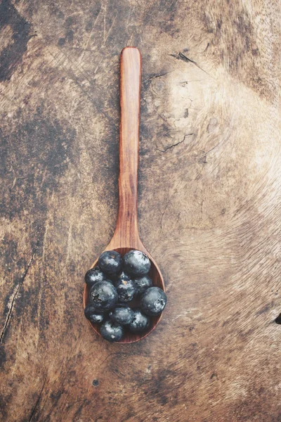 Primer plano de arándanos sobre fondo de madera —  Fotos de Stock