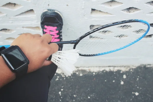 Selfie av sportskor och bollar med badmintonracketen. — Stockfoto